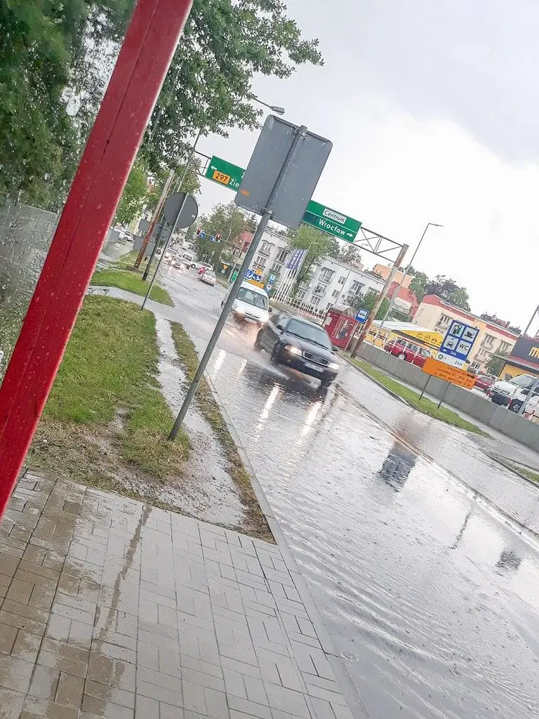 Ul. Jeleniogórska po oberwaniu chmury