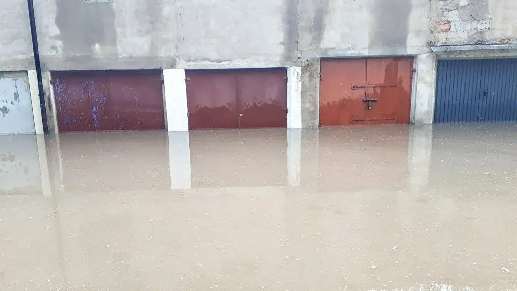 Zalane garaże przy Komuny Paryskiej