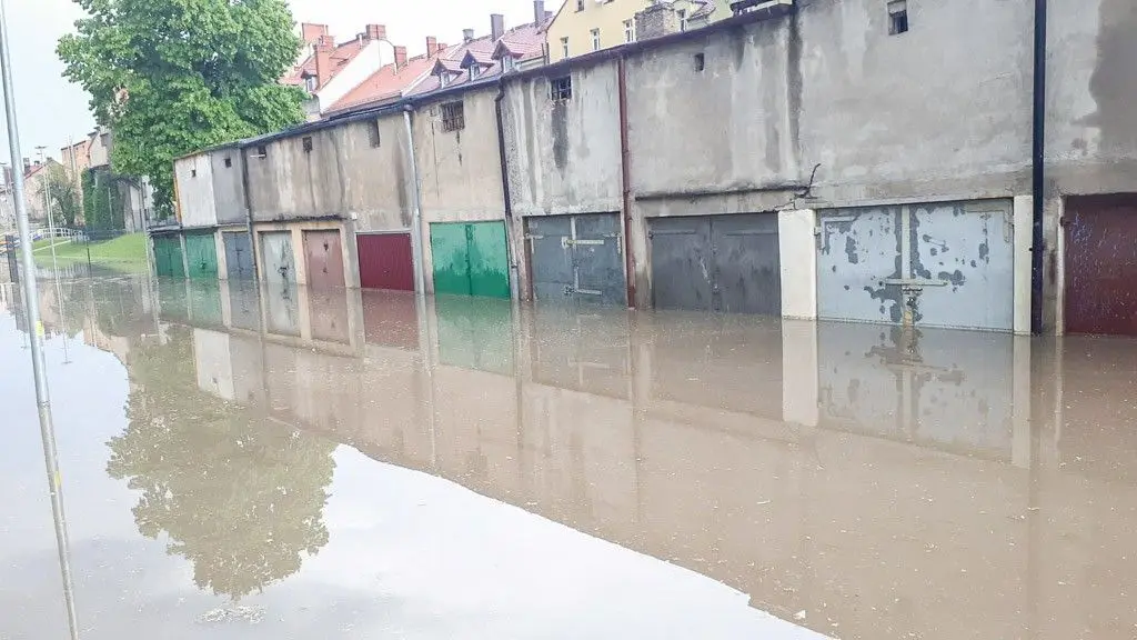 Zalane garaże przy Komuny Paryskiej