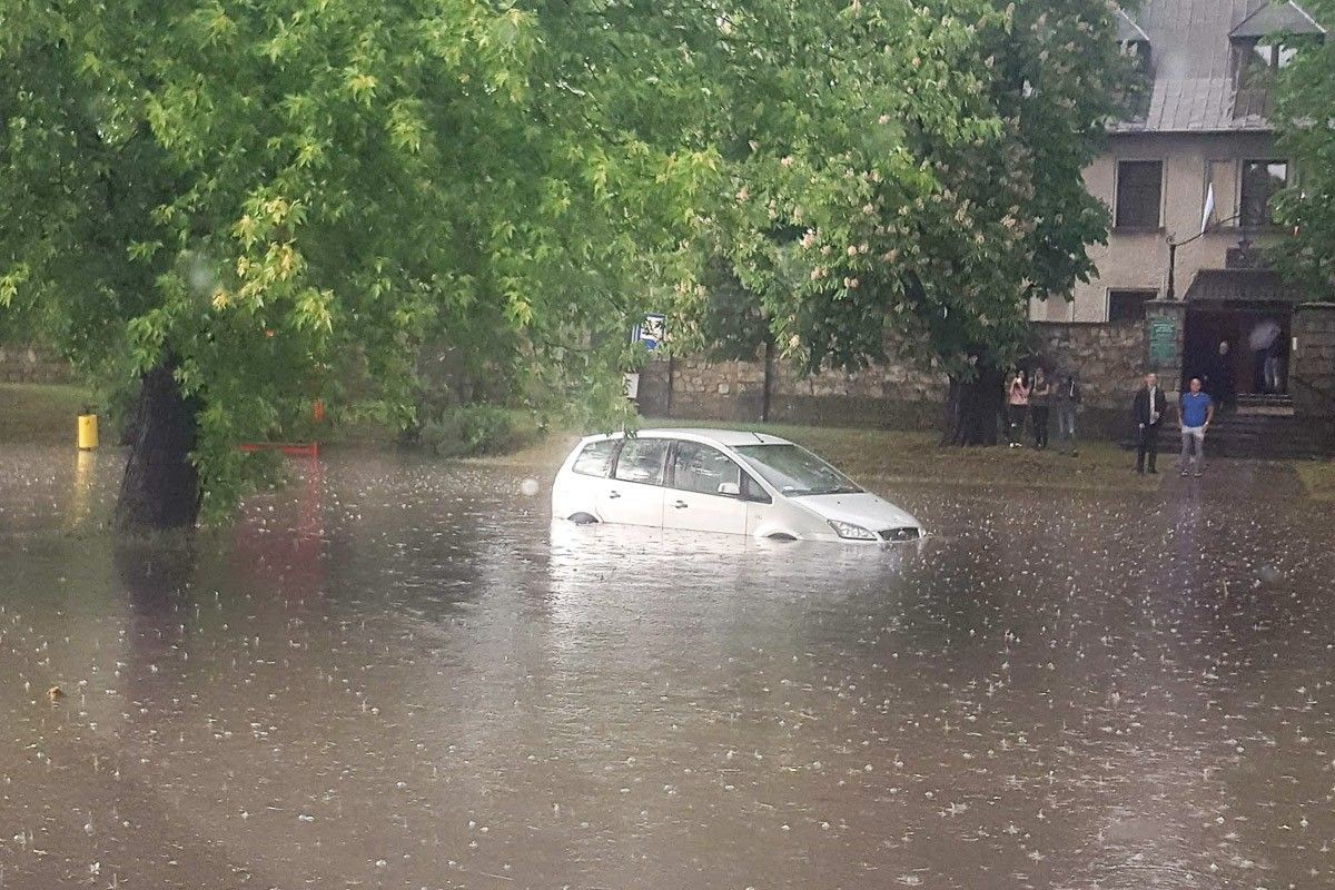 Zalany parking i ulica pod Carrefour w Bolesławcu