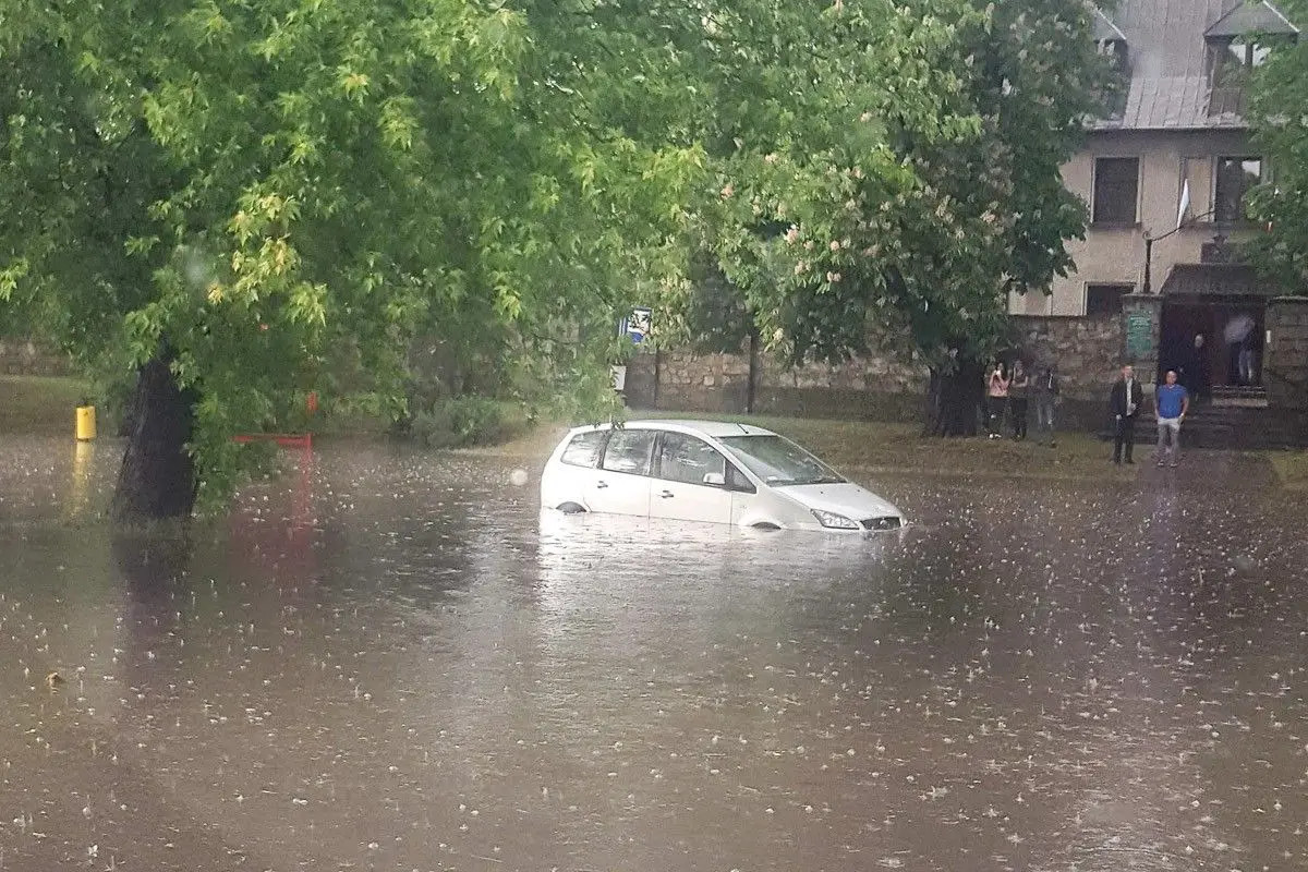 Zalany parking i ulica pod Carrefour w Bolesławcu