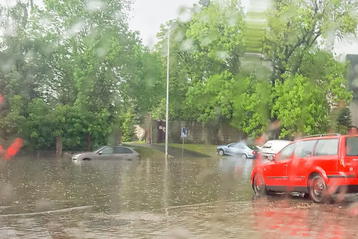 Zalany parking i ulica pod Carrefour w Bolesławcu