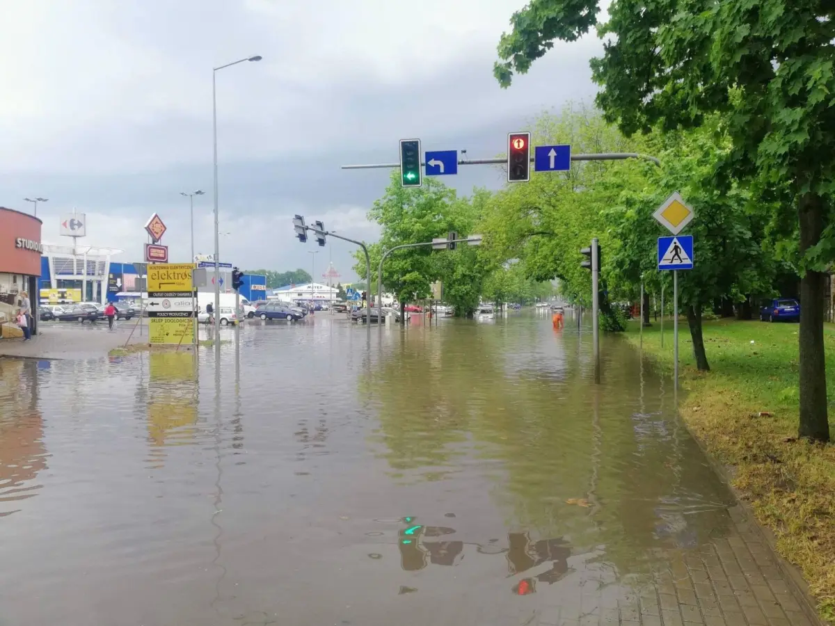 Woda na ulicy pod Carrefourem