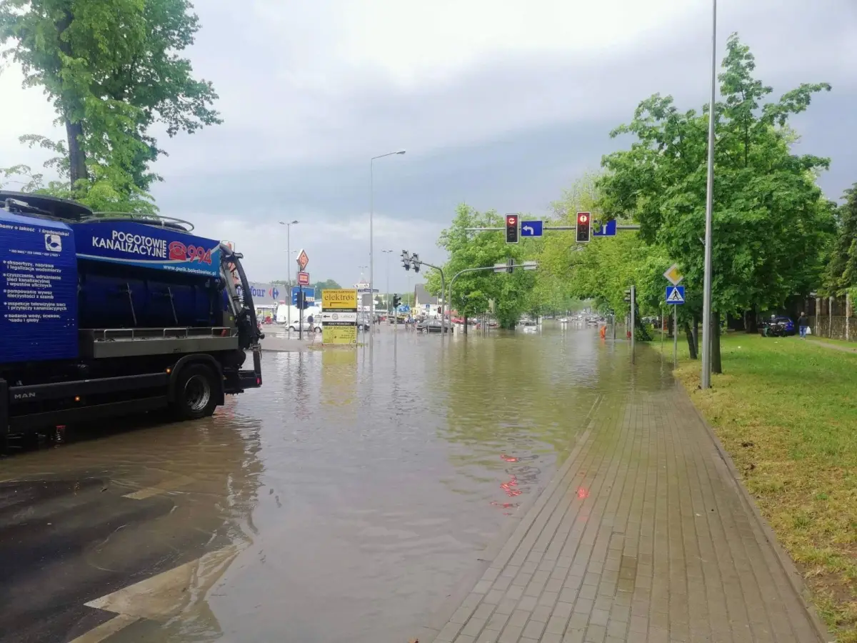 Woda na ulicy pod Carrefourem