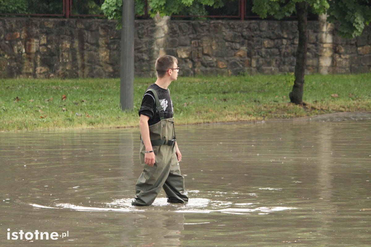 Bolesławiec i część powiatu zalane po nawałnicy. Strażacy mają pełne ręce roboty