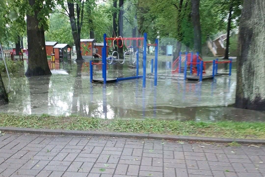 Zalany plac zabaw w parku miejskim przy Tyrankiewiczów