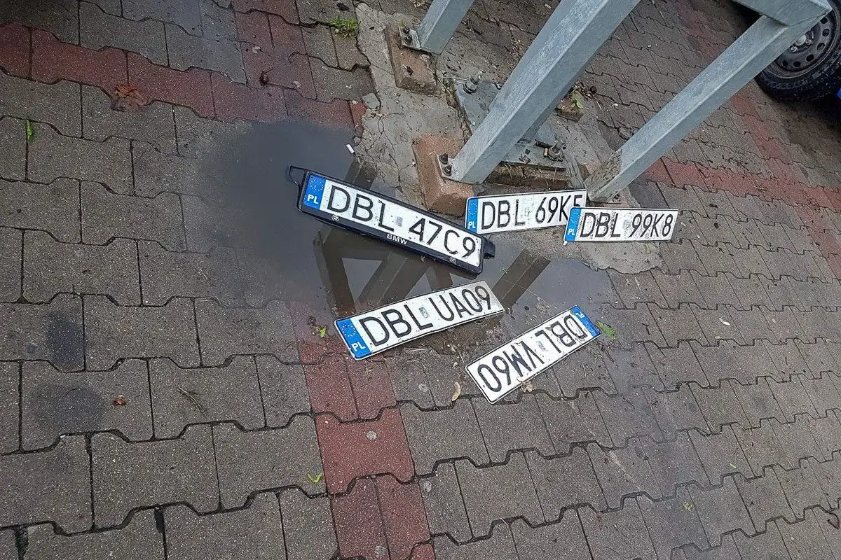 Tablice rejestracyjne, które porwała woda. Plac przy Carrefour