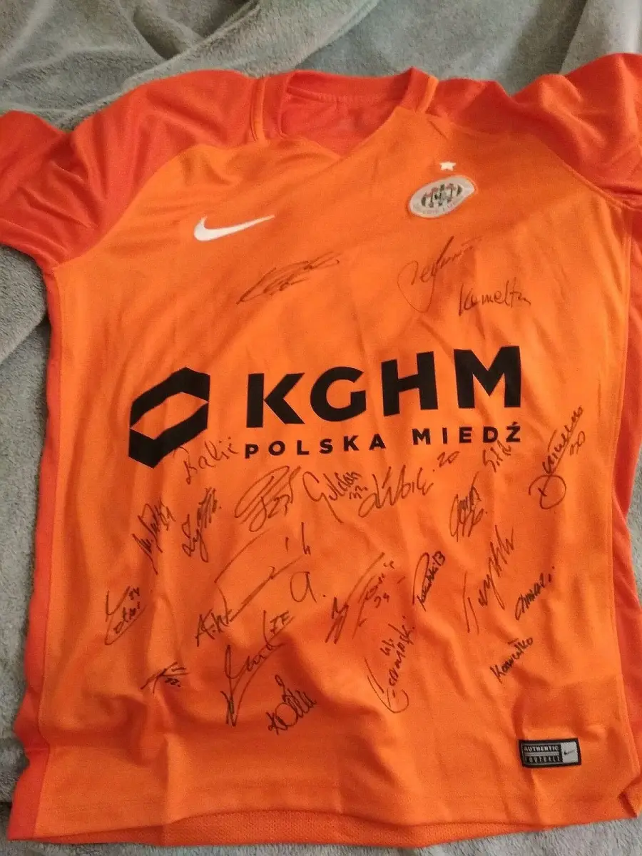 Koszulka Zagłębia Lubin z autografami piłkarzy