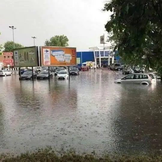 Zalane auta przy Carrefour