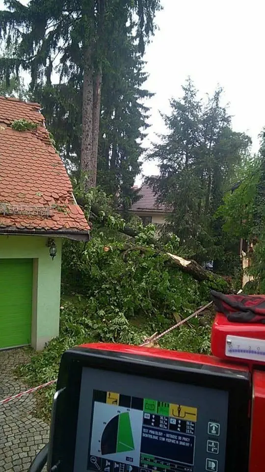 Gwałtowne burze w powiecie: ponad 180 interwencji strażaków