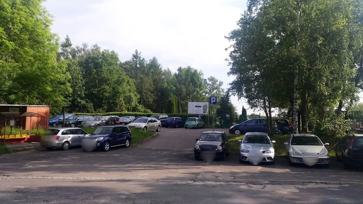 Dla kogo jest parking przy cmentarzu? Dla pracowników firmy ceramicznej?