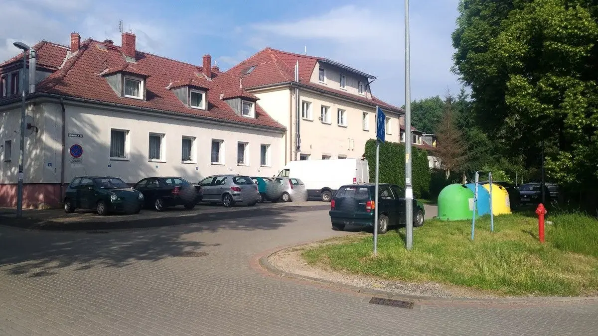 Dla kogo jest parking przy cmentarzu? Dla pracowników firmy ceramicznej?