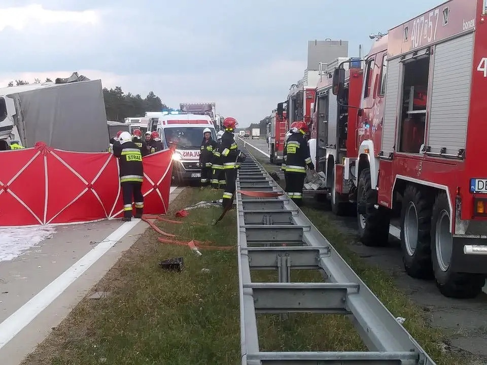 Śmiertelny wypadek na A18. Kierowca busa zginął na miejscu