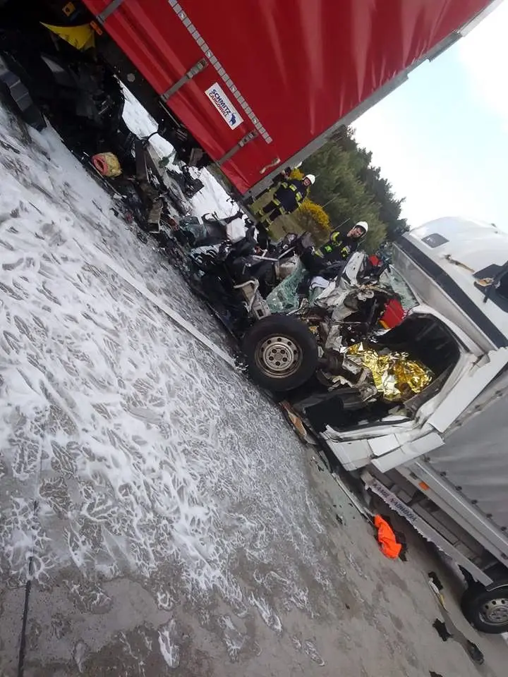 Śmiertelny wypadek na A18. Kierowca busa zginął na miejscu