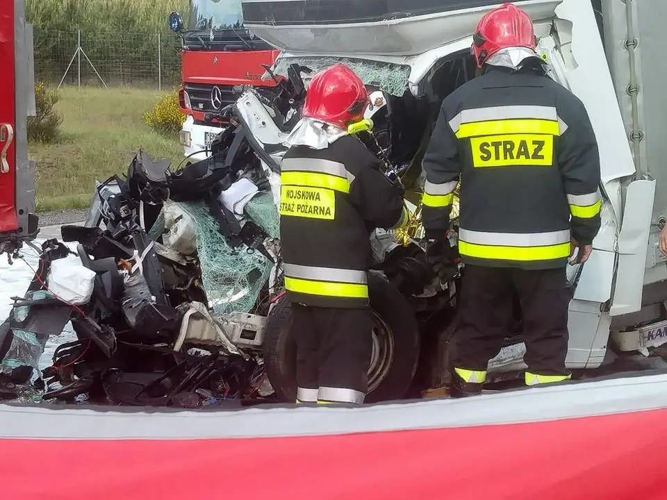 Śmiertelny wypadek na A18. Kierowca busa zginął na miejscu