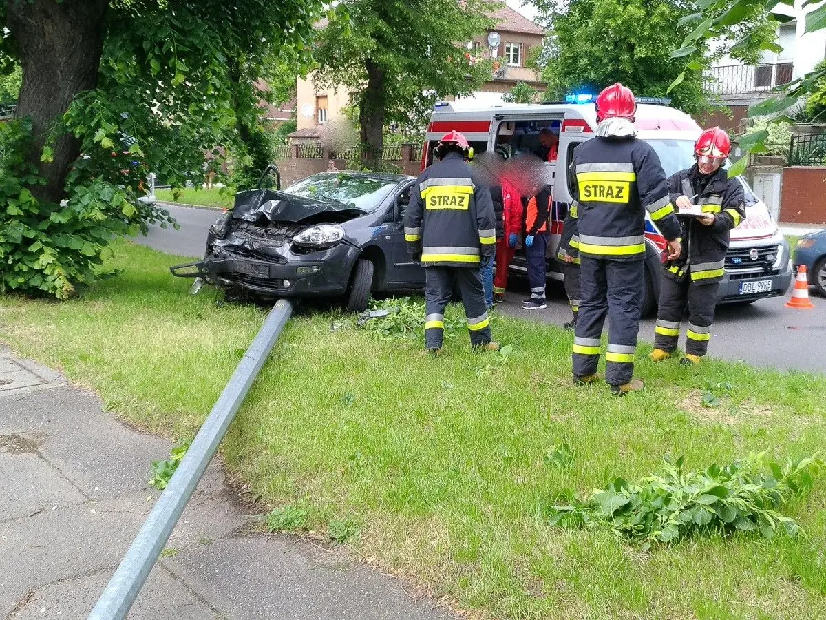 Kolizja na Wojska Polskiego, osobówka złamała latarnię. Jedna osoba ranna