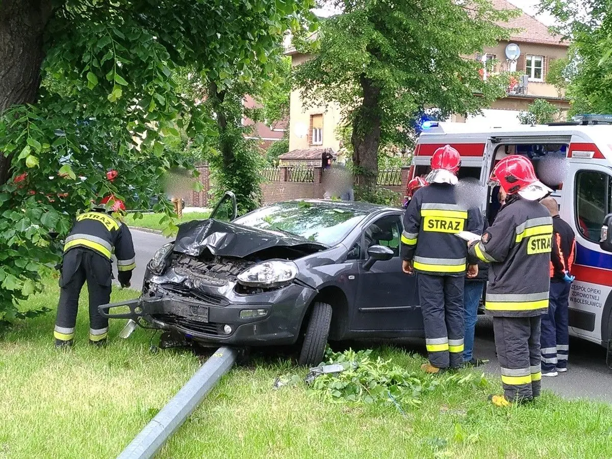 Kolizja na Wojska Polskiego, osobówka złamała latarnię. Jedna osoba ranna