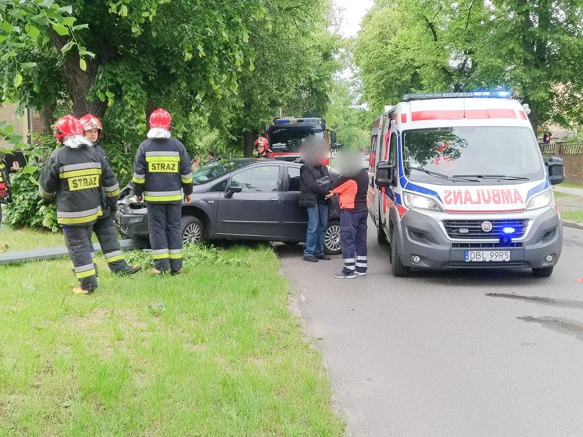 Kolizja na Wojska Polskiego, osobówka złamała latarnię. Jedna osoba ranna