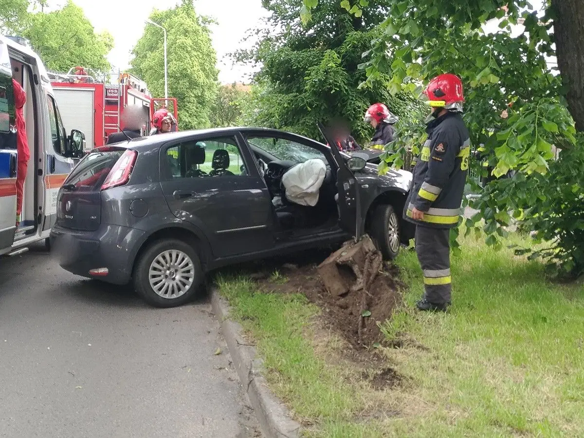 Kolizja na Wojska Polskiego, osobówka złamała latarnię. Jedna osoba ranna