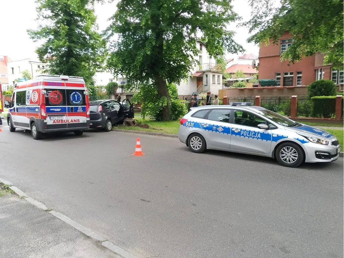 Kolizja na Wojska Polskiego, osobówka złamała latarnię