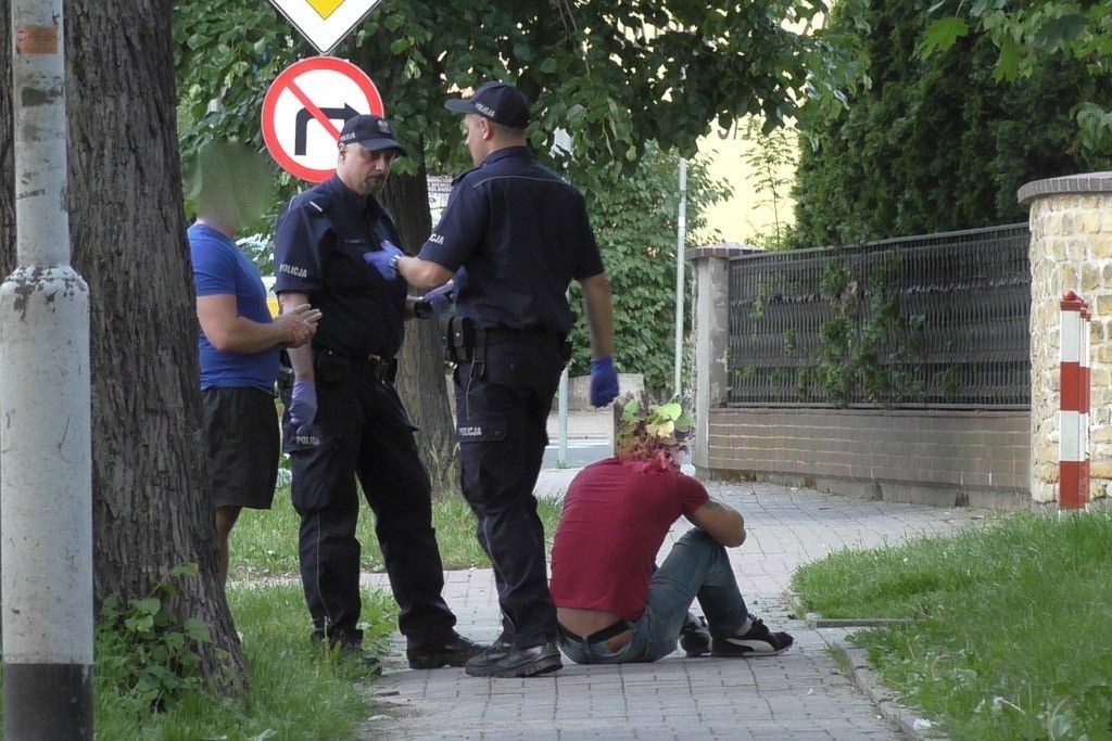 Pościg za pijanym Słoweńcem na ulicach Bolesławca. Na zdjęciu zatrzymany Chorwat