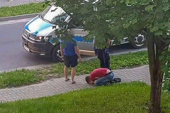 Pościg za pijanym Słoweńcem na ulicach Bolesławca. Na zdjęciu zatrzymany Chorwat