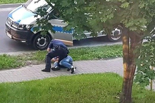 Pościg za pijanym Słoweńcem na ulicach Bolesławca. Na zdjęciu zatrzymany Chorwat