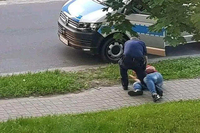 Pościg za pijanym Słoweńcem na ulicach Bolesławca. Na zdjęciu zatrzymany Chorwat