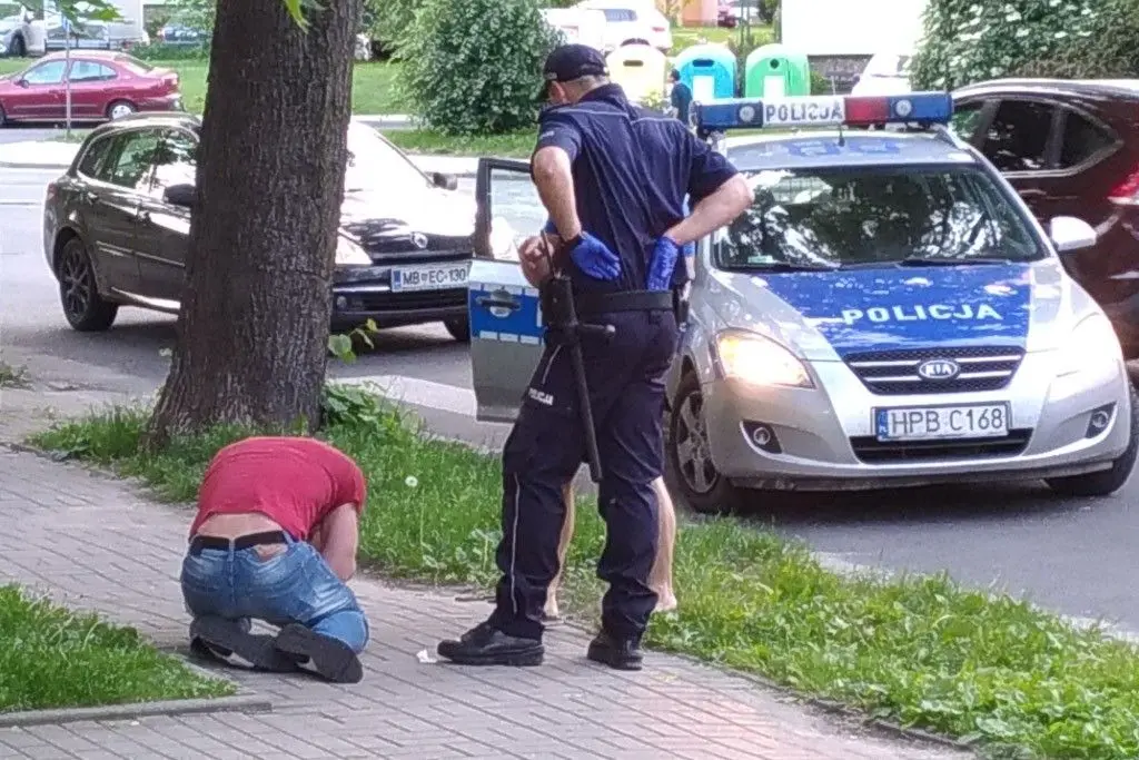 Pościg za pijanym Słoweńcem na ulicach Bolesławca. Na zdjęciu zatrzymany Chorwat