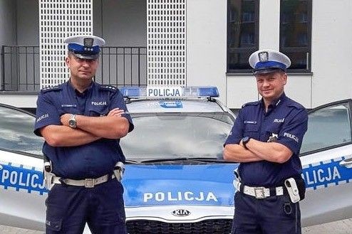 Na bombach eskortowali do szpitala auto z dziewczynką, która traciła przytomność