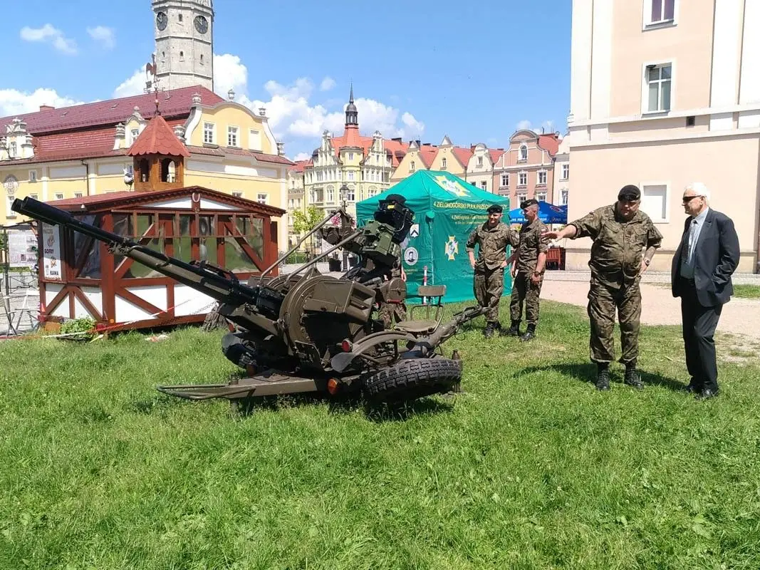 Pokaz sprzętu wojskowego na bolesławieckim Rynku