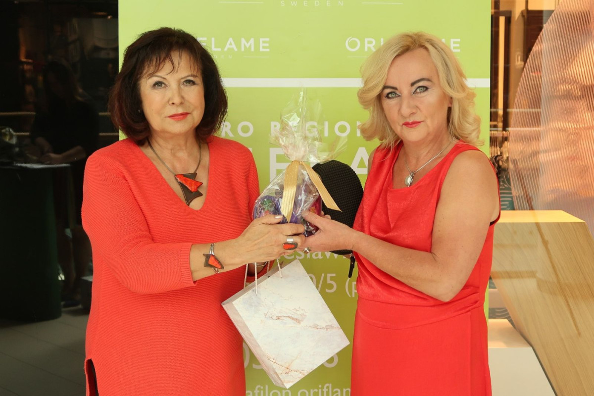 Anika Fiłon z Oriflame wręcza upominki naszej uczestniczce Metamorfoz