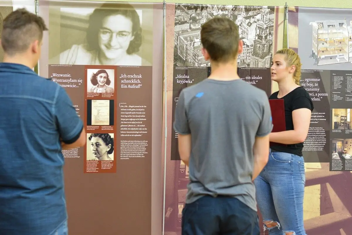 Незвичайний урок історії та толерантності. Виставка «Anne Frank House» у «двійці»