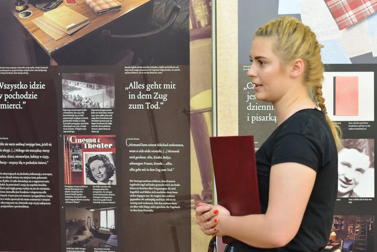Niezwykła lekcja historii i tolerancji. Wystawa „Anne Frank House” w „dwójce”