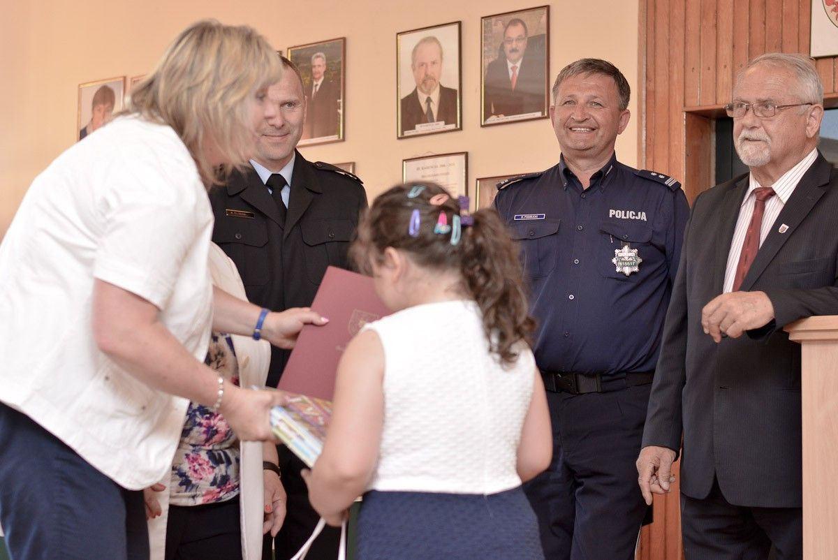Powiat uhonorował laureatów strażackiego konkursu plastycznego