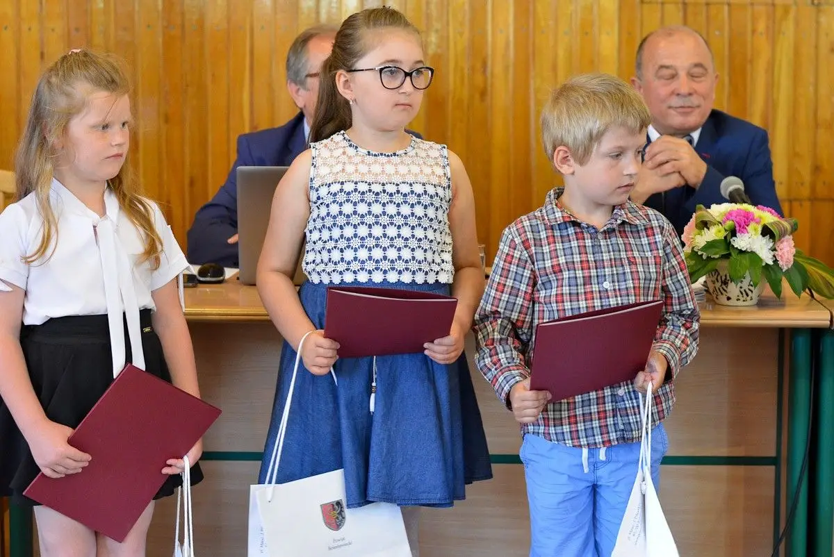 Powiat uhonorował laureatów strażackiego konkursu plastycznego