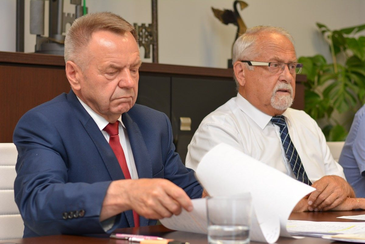 Konferencja z udziałem starosty Karola Stasika, wicestarosty Tomasza Gabrysiaka i członka Zarządu Powiatu Bolesławieckiego Stanisława Chwojnickiego