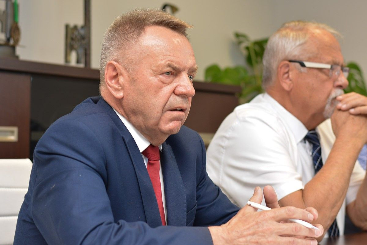 Konferencja z udziałem starosty Karola Stasika, wicestarosty Tomasza Gabrysiaka i członka Zarządu Powiatu Bolesławieckiego Stanisława Chwojnickiego