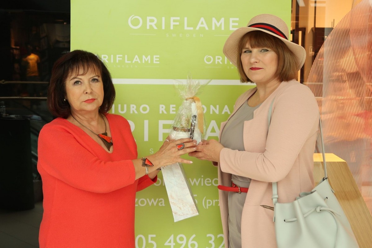 Anika Fiłon z Oriflame wręcza upominki naszej uczestniczce Metamorfoz