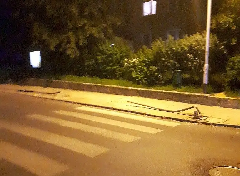 Auto ścięło dwa znaki na Strzyńskiego