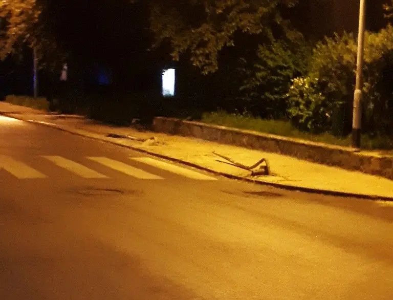 Auto ścięło dwa znaki na Strzyńskiego