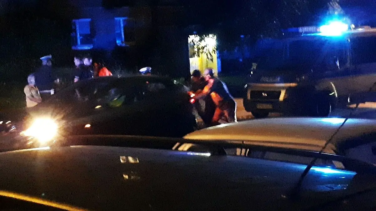 Auto ścięło dwa znaki na Strzyńskiego