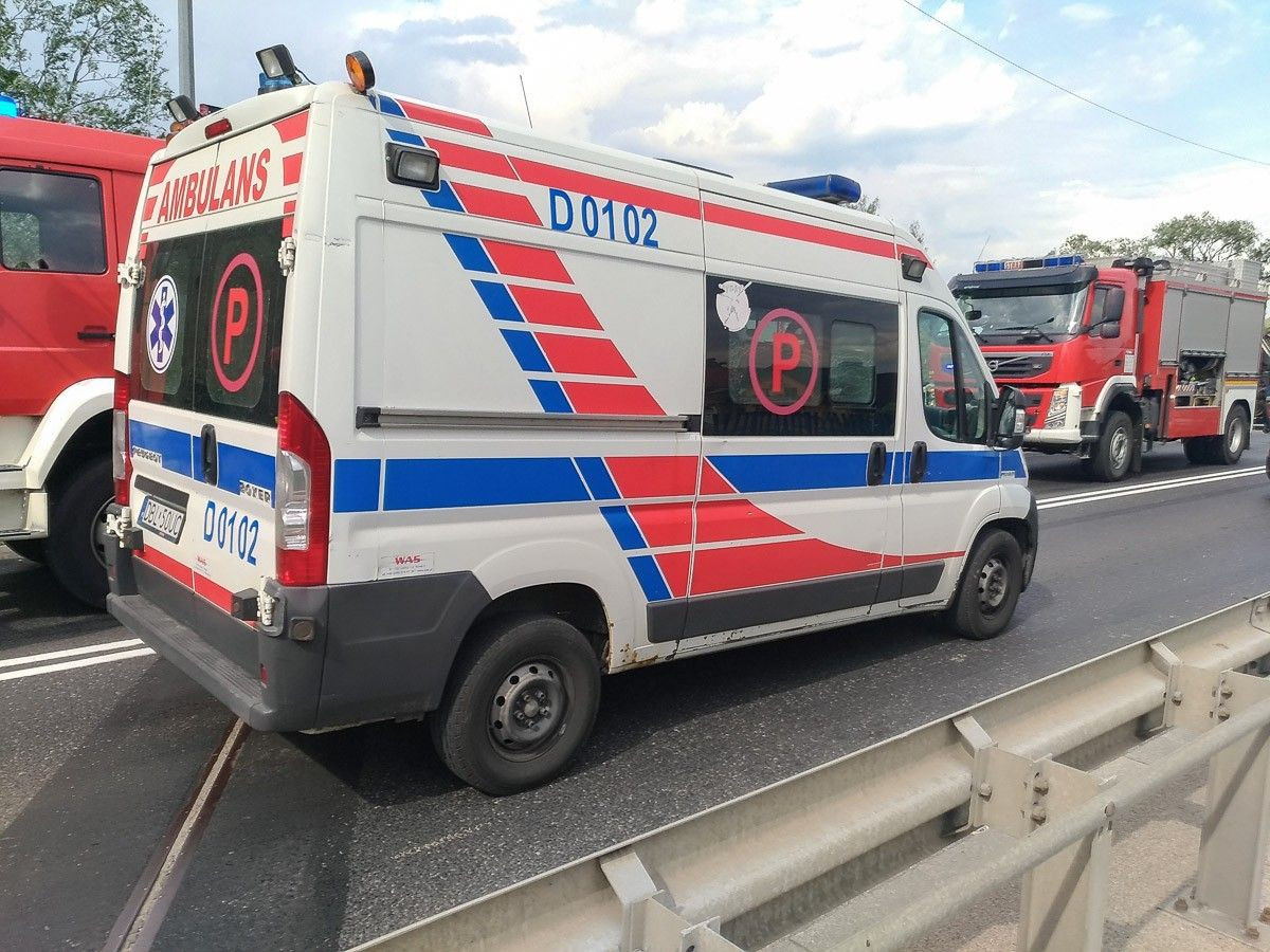 Trzy auta zderzyły się na Zgorzeleckiej. Kobieta ranna