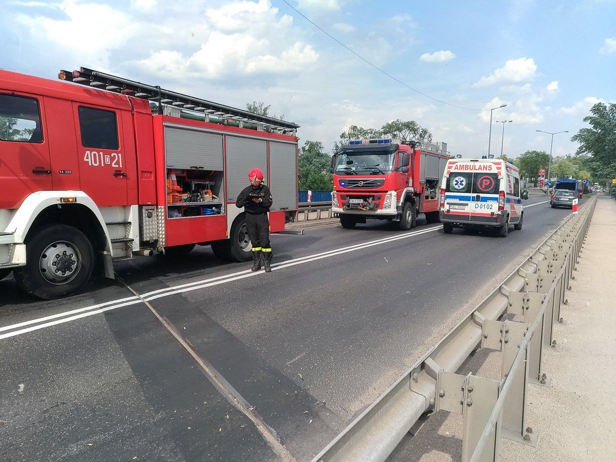 Trzy auta zderzyły się na Zgorzeleckiej. Kobieta ranna