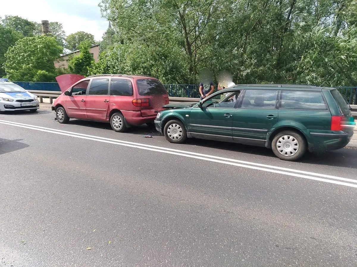 Trzy auta zderzyły się na Zgorzeleckiej. Kobieta ranna