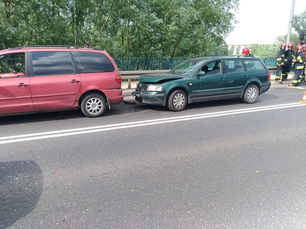 Trzy auta zderzyły się na Zgorzeleckiej. Kobieta ranna