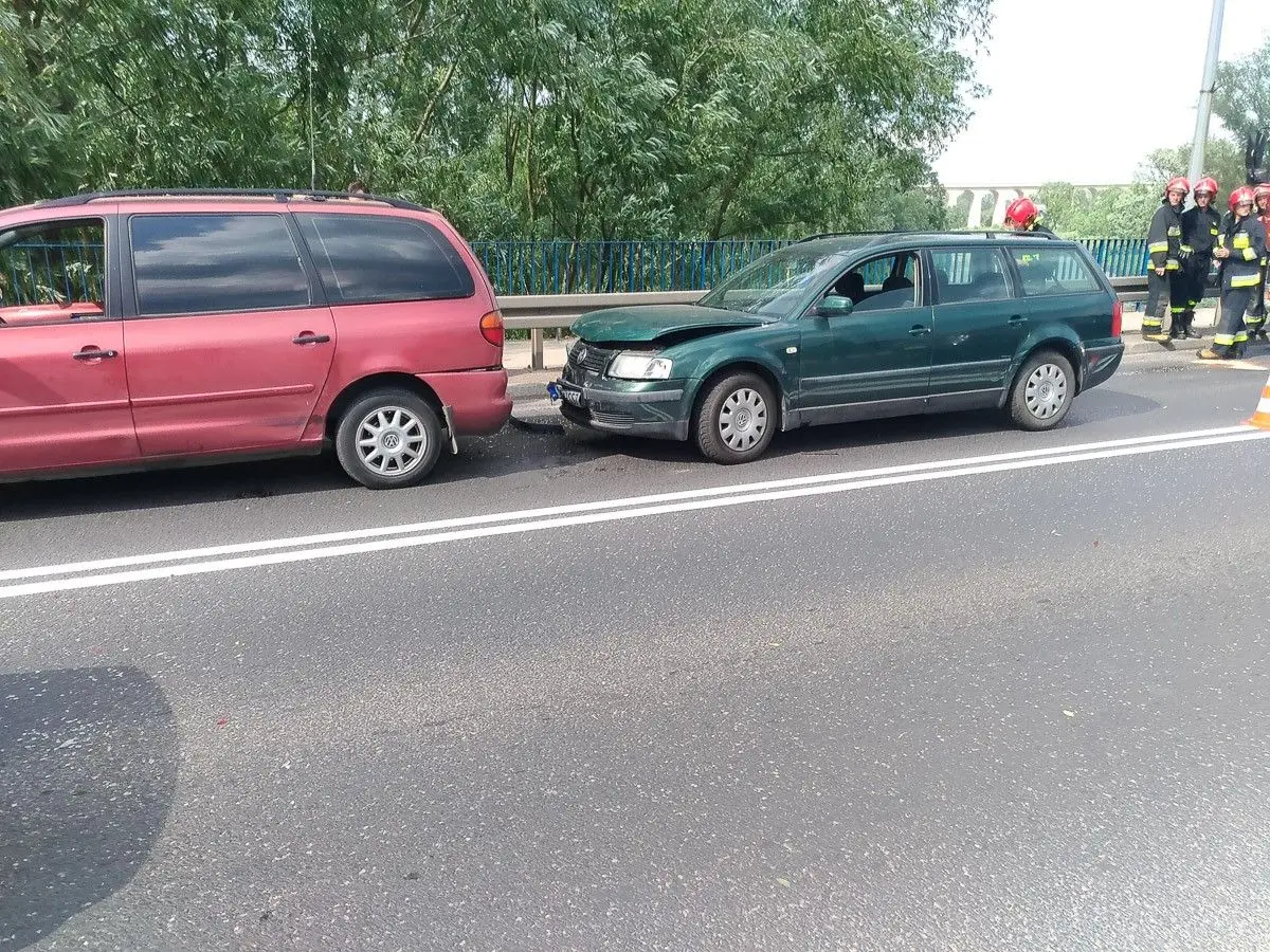 Trzy auta zderzyły się na Zgorzeleckiej. Kobieta ranna