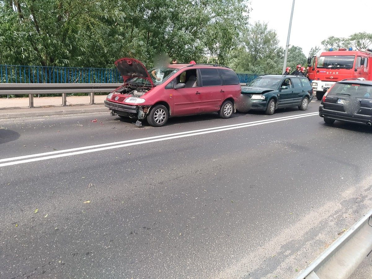 Trzy auta zderzyły się na Zgorzeleckiej. Kobieta ranna
