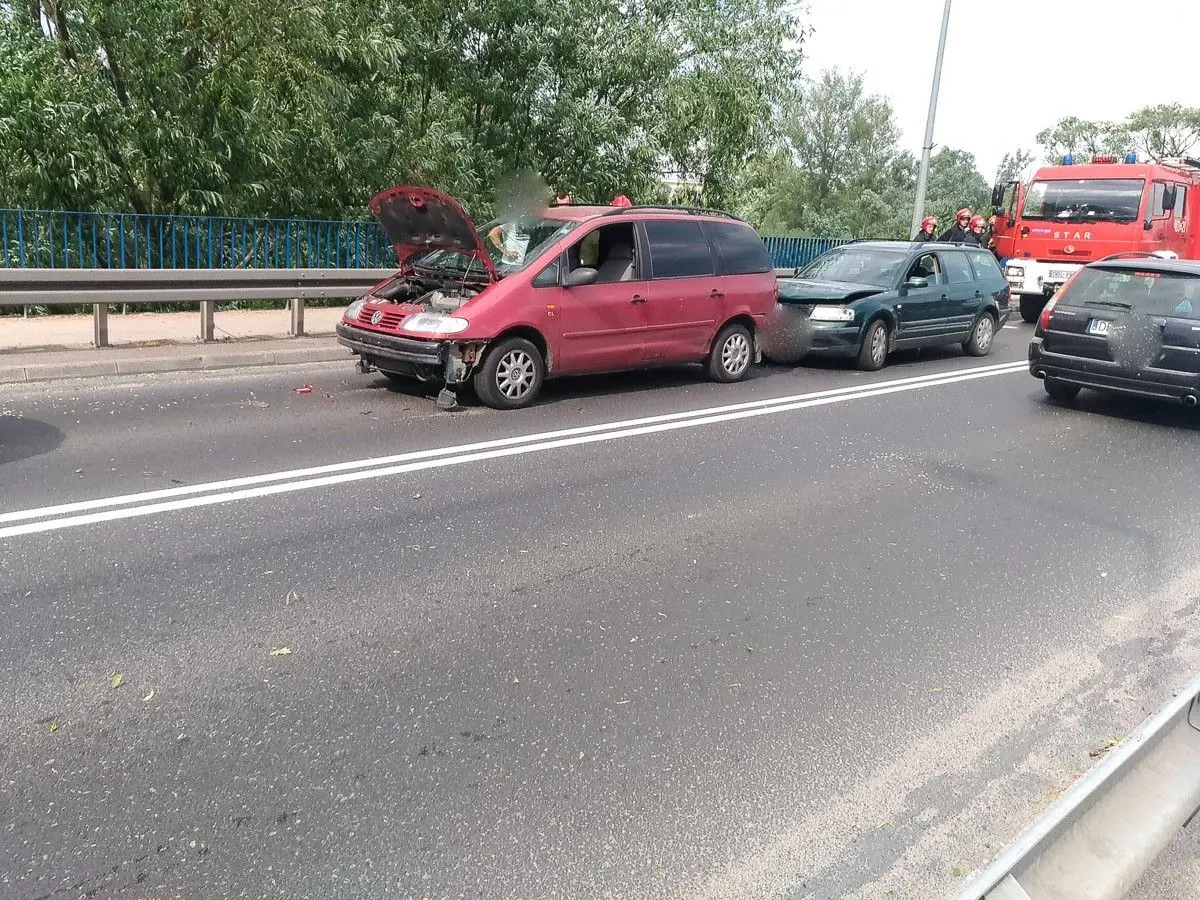 Trzy auta zderzyły się na Zgorzeleckiej. Kobieta ranna
