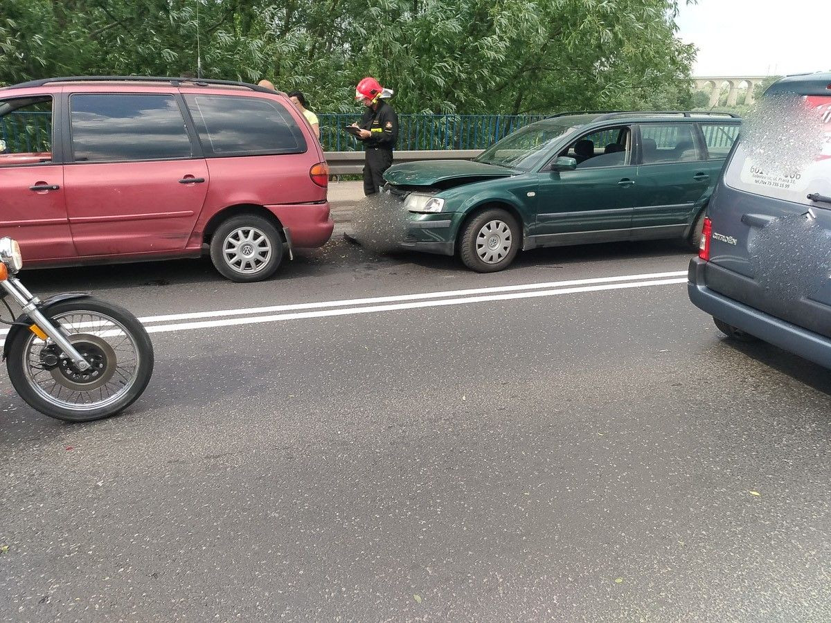 Trzy auta zderzyły się na Zgorzeleckiej. Kobieta ranna